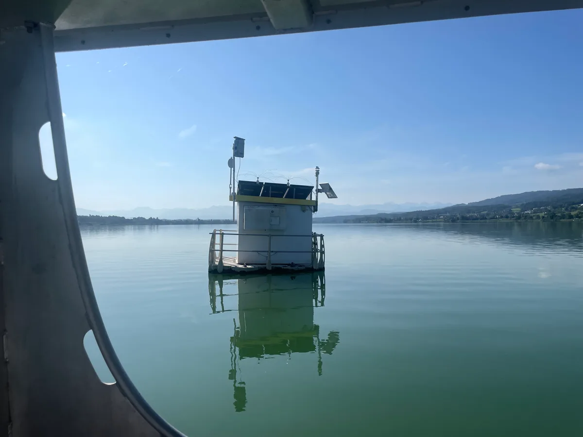 Man sieht die schwimmende Messstation im Greifensee von der Eawag.